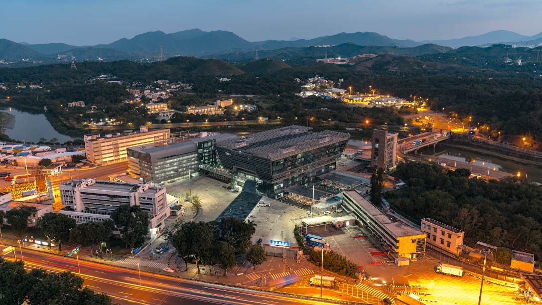 图为灯火通明的文锦渡口岸.郑子严摄