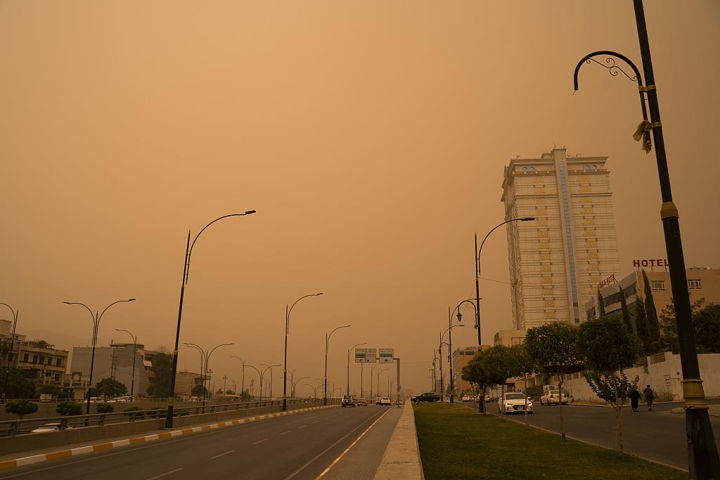 伊拉克遭遇沙尘暴天气 天空一片橙黄