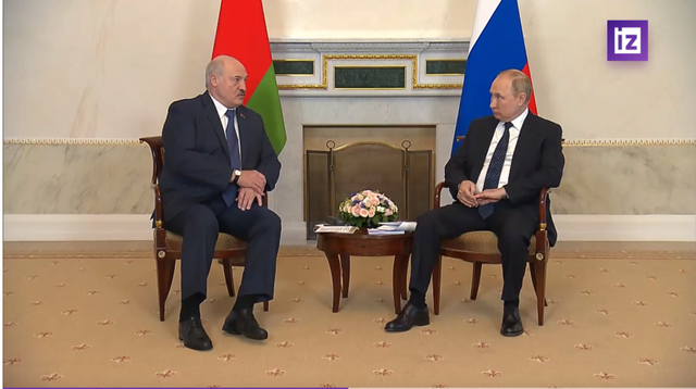 ↑当地时间25日，俄罗斯总统普京（右）与到访的白俄罗斯卢卡申科举行会晤