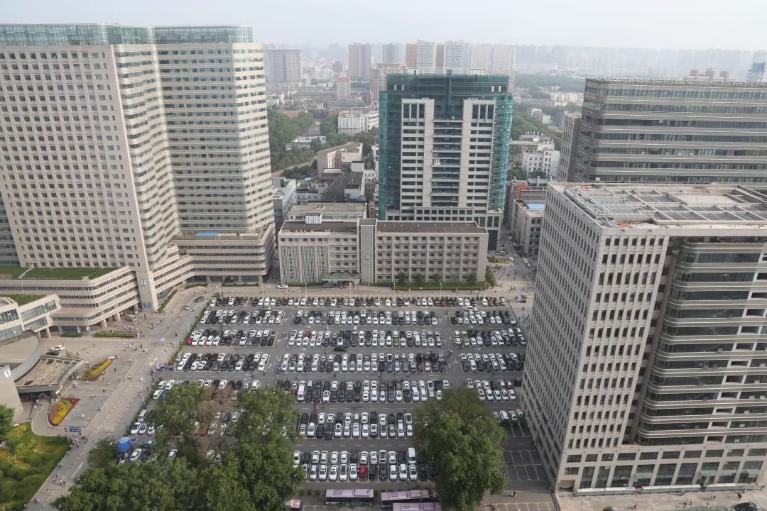 有“全球最大医院”之称的郑州大学第一附属医院  （左冬辰 摄于2018年 | 视觉中国 供图）