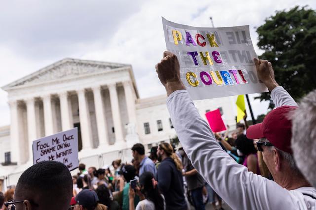 ↑6月24日，堕胎权支持者在美国首都华盛顿的联邦最高法院外抗议