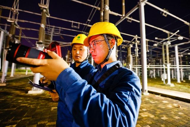 国网聊城供电公司工作人员在220千伏端庄变电站进行夜间测温。（赵寰 摄）