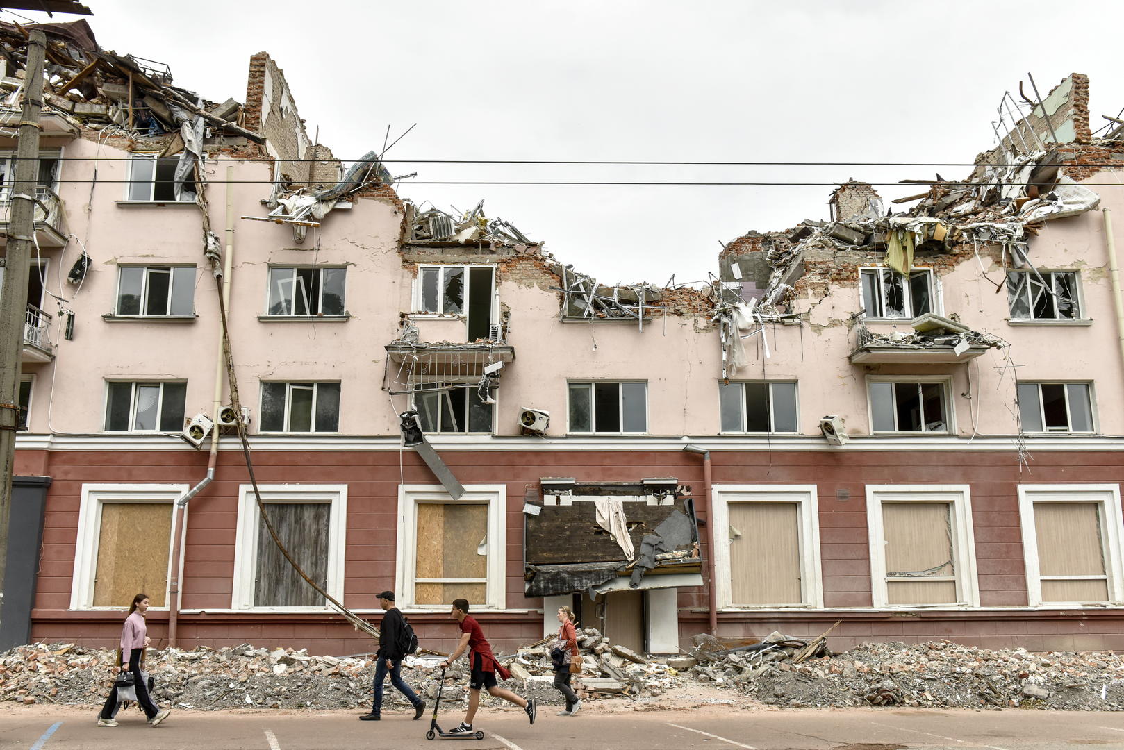 ↑资料图。乌克兰切尔尼戈夫被损毁的建筑