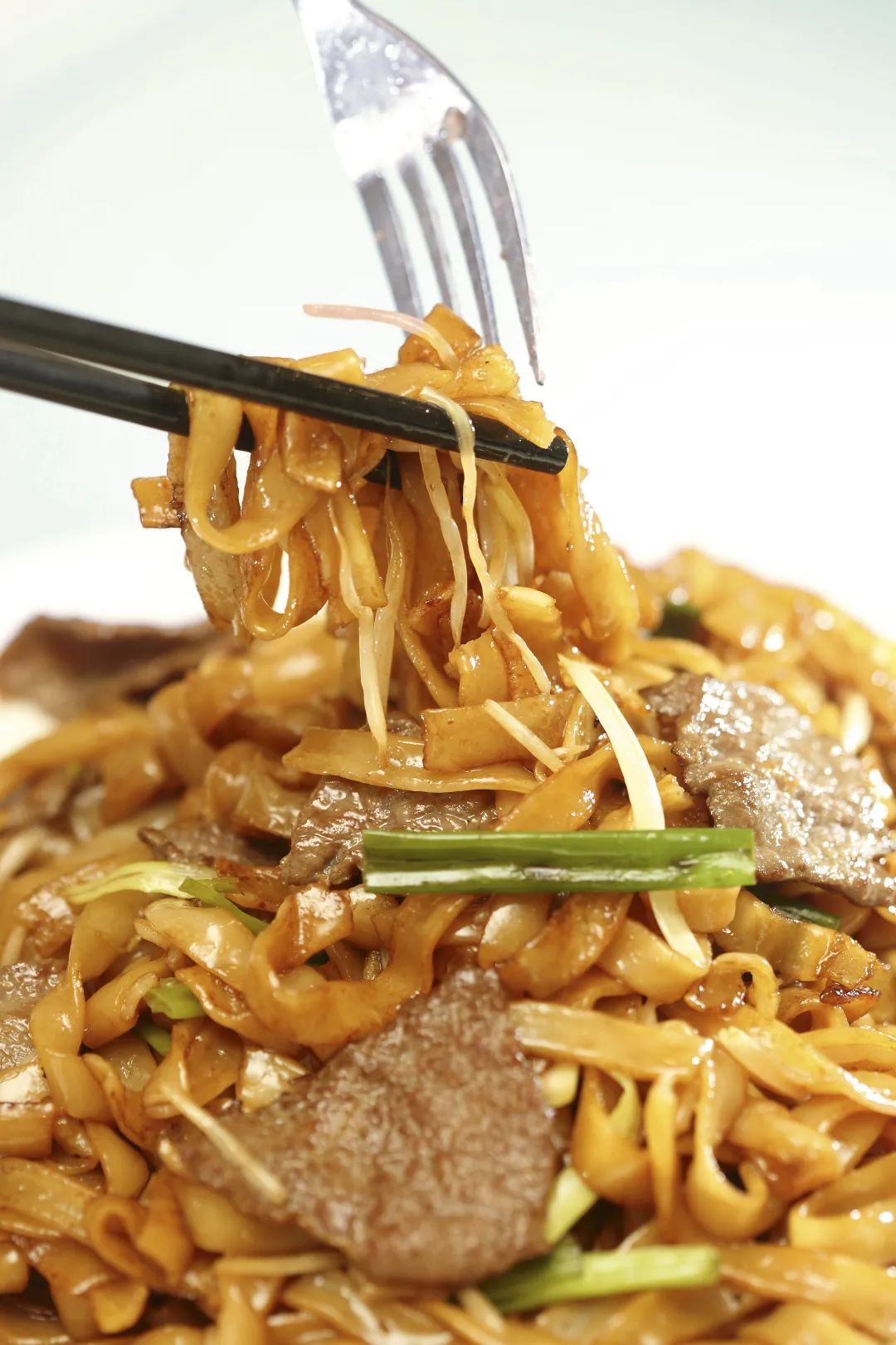 "胜记"的干炒牛河,镬气十足(摄影 张雷)