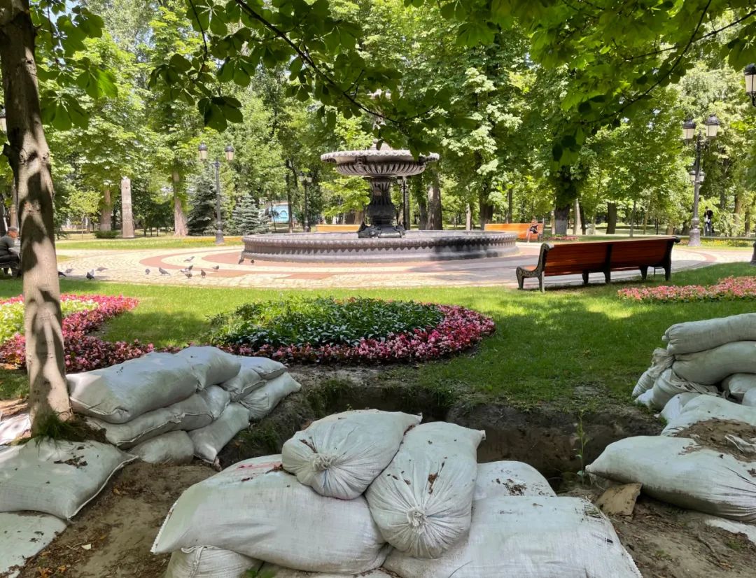 这是6月20日在乌克兰基辅的马林斯基公园拍摄的散兵坑。新华社记者 李东旭 摄