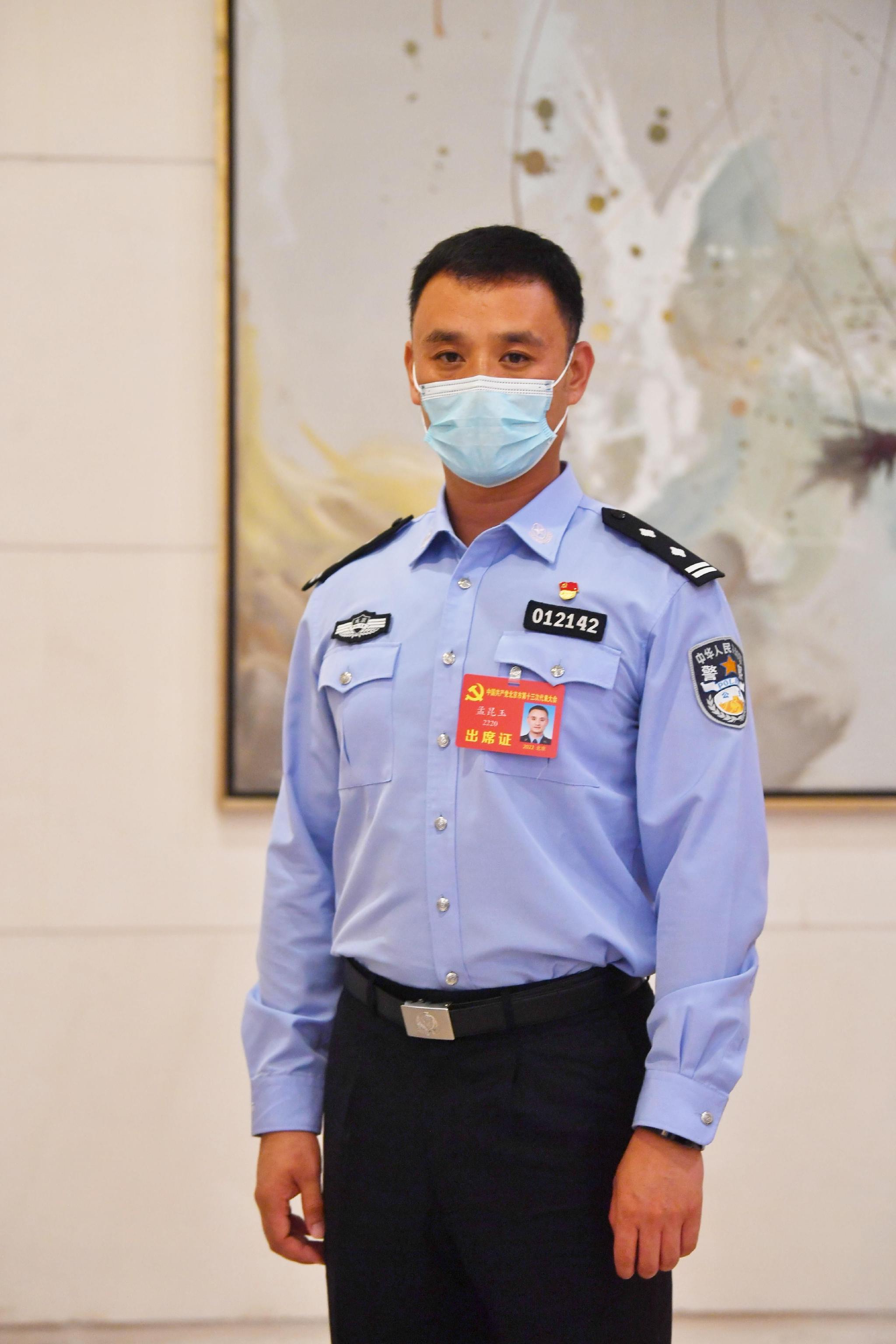 京城最帅交警孟昆玉上午为中考护航下午赶赴党代会报到