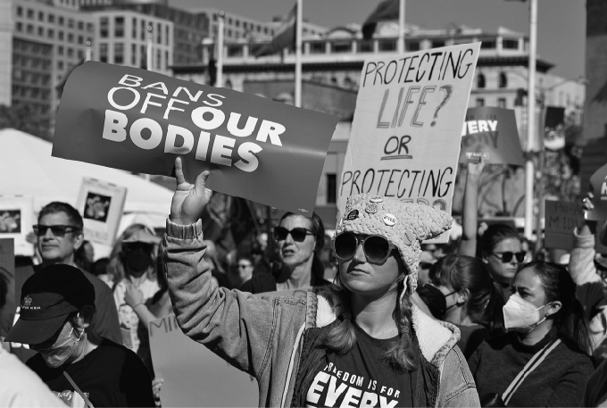 6月24日，堕胎权支持者在美国加利福尼亚州旧金山市政厅前参加抗议活动。
