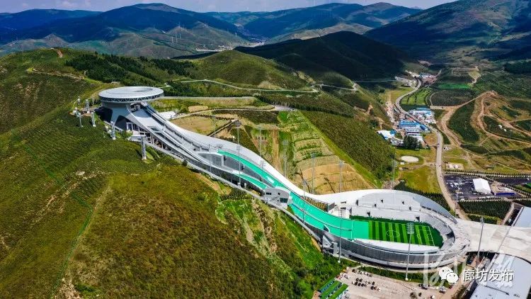 无人机拍摄的国家跳台滑雪中心——“雪如意”。（河北日报资料片） 河北日报记者耿辉摄