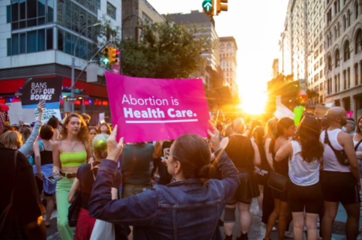 6月24日，堕胎权支持者在美国纽约街头抗议。图片来源：新华社发 郭克 摄