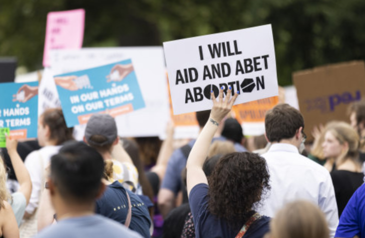 6月24日，堕胎权支持者在美国首都华盛顿的联邦最高法院外抗议。图片来源：新华社发 亚伦 摄