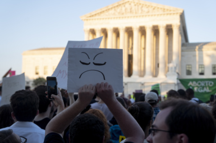 6月24日，堕胎权支持者在美国首都华盛顿的联邦最高法院外抗议。图片来源：新华社记者 刘杰 摄