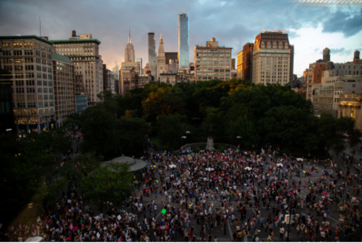6月24日，堕胎权支持者在美国纽约联合广场抗议。图片来源：新华社发 郭克 摄