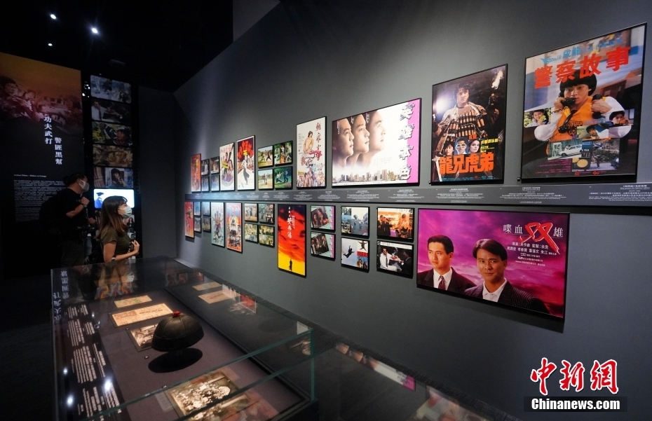 图为香港文化博物馆常设展览“瞧潮香港60 ”展示香港经典电影海报。 中新社记者 张炜 摄