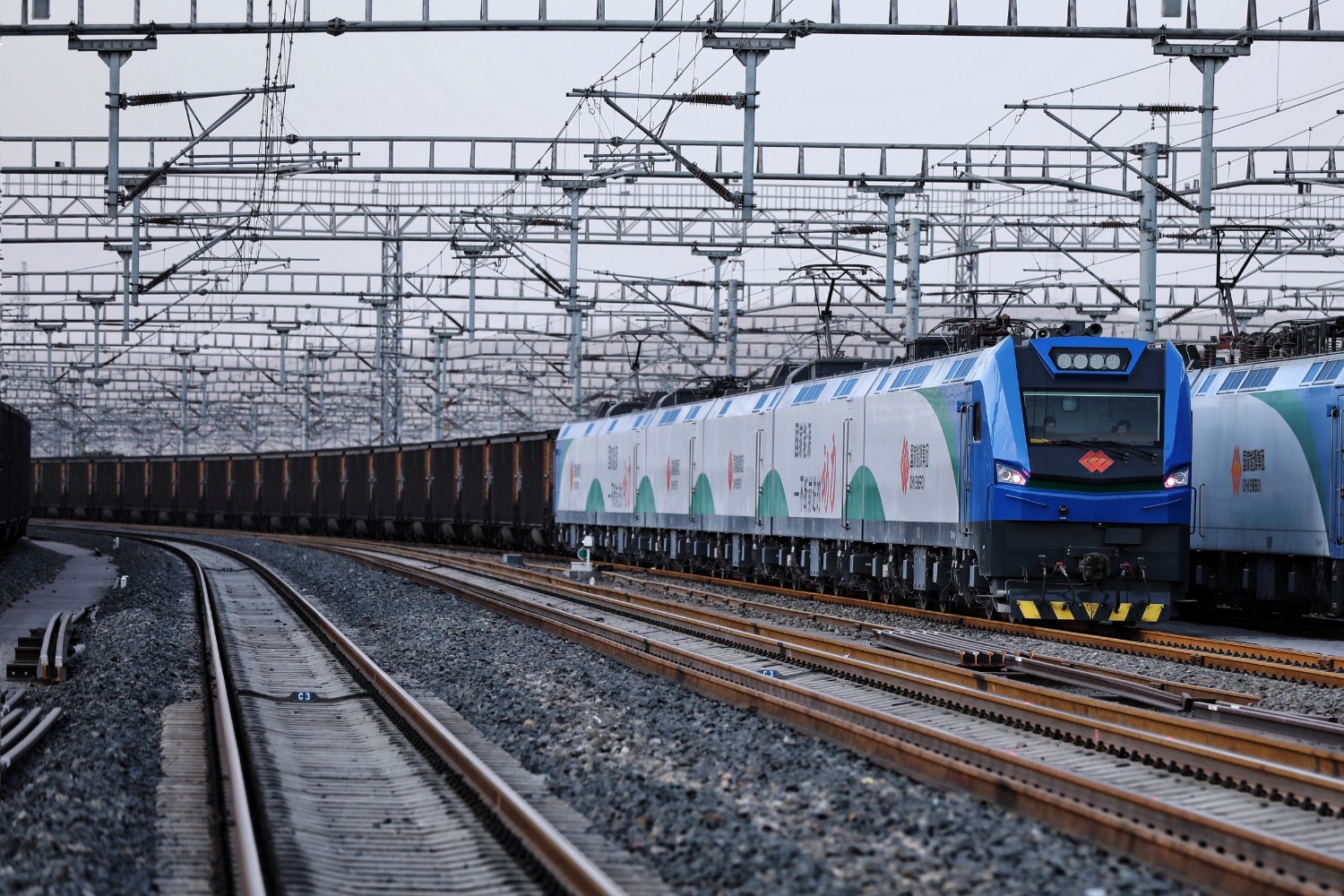 全球首台最大功率电力机车"神24"安全运行一周年