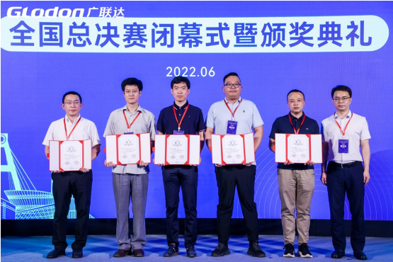 　　图片：为评审代表颁发聘书