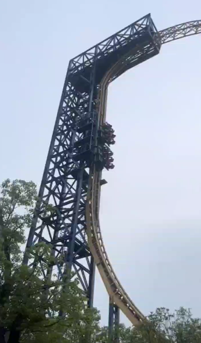 南京一游乐园过山车因故障垂直悬挂 园方回应:两小孩按了紧急停运键