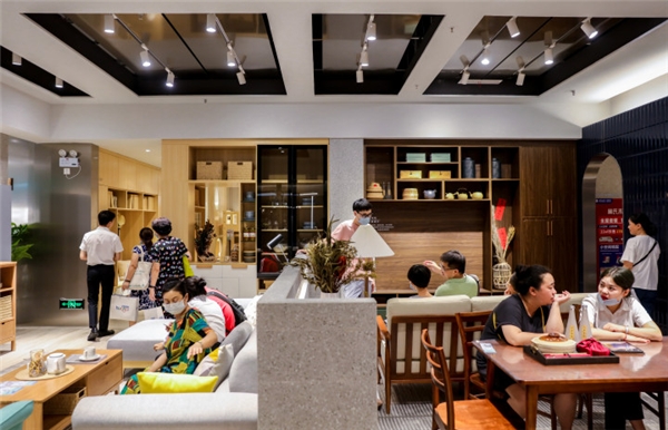 　　图说:林氏木业线下门店同款商品在天猫618同步发售
