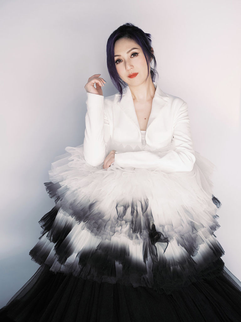 杨千嬅登《声生不息》舞台拍造型写真 穿百褶蛋糕裙浪漫唯美_高清图集