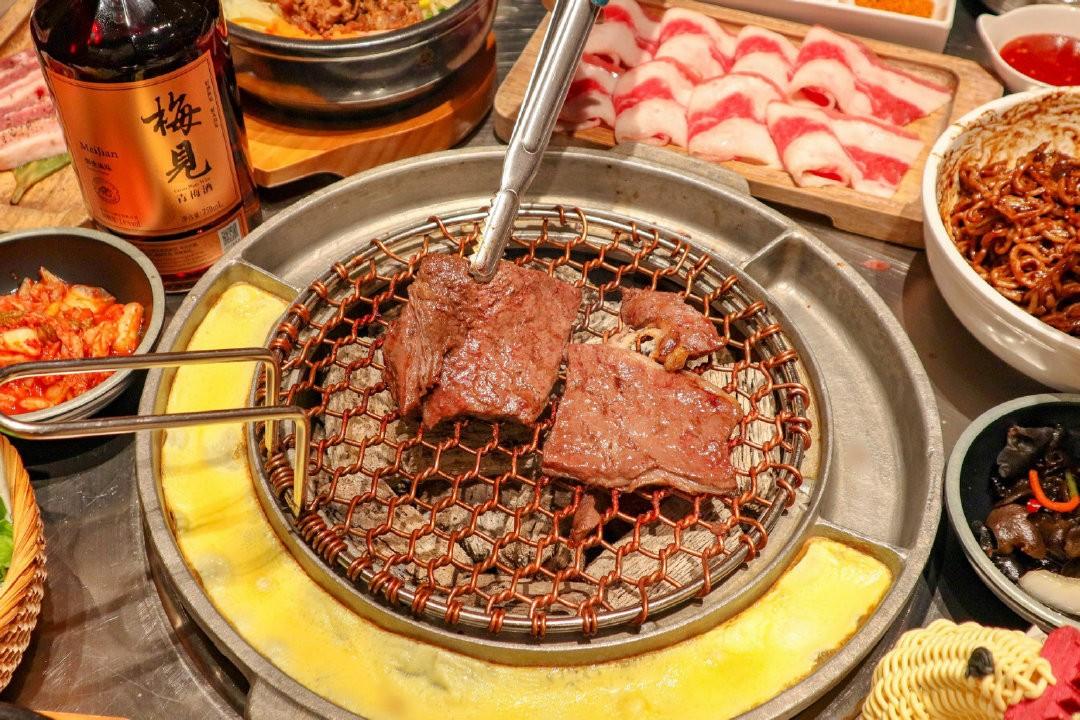 　　梅见青梅酒搭配烤肉
