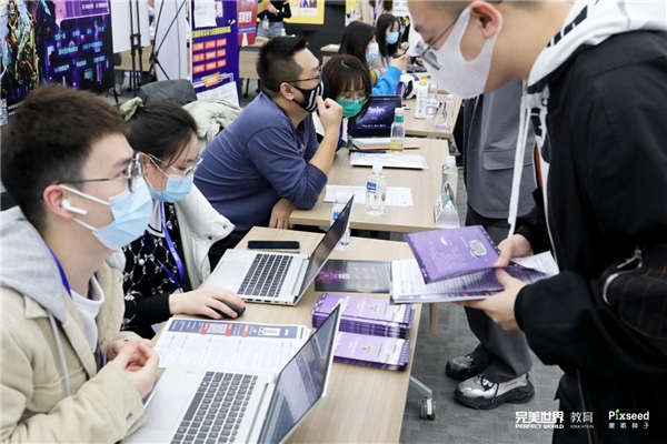 　　(完美世界教育像素种子往届双选会现场)