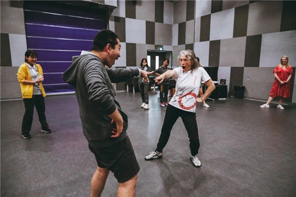 　　莎士比亚环球剧院老师在凯文为学生上戏剧课