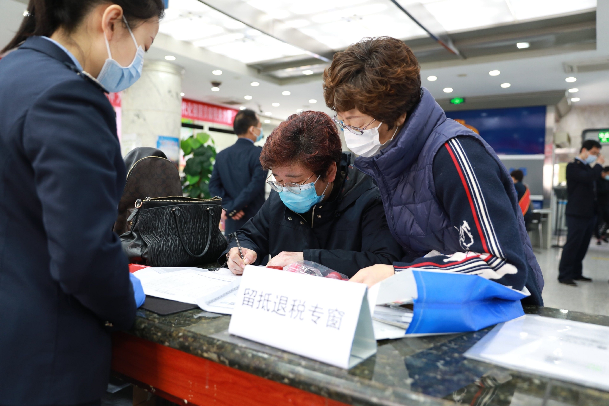 财务人员办理留抵退税 图片来源:新华社