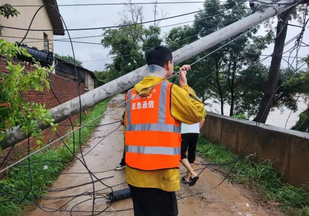入汛以来，江西赣州多地持续遭遇强降雨，赣州联通组织应急通信保障团队第一时间奔赴一线。
