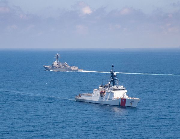 2021年8月27日，美国海军和海警舰艇航行在台湾海峡。（路透社资料图片）