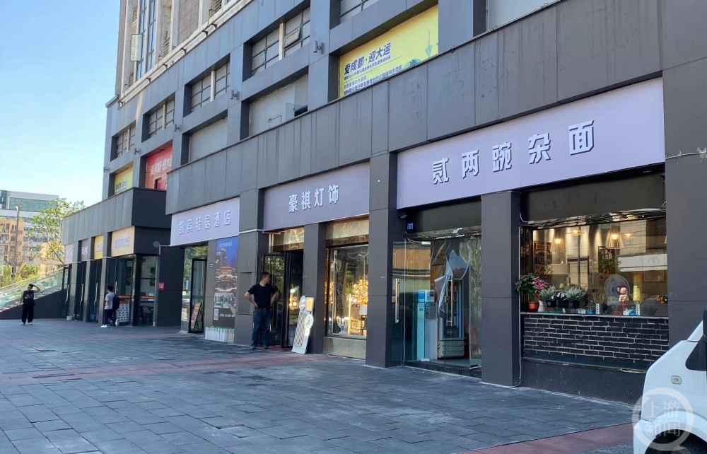 成都沿街门店招牌已连夜由拼音更换为汉字官方称仍在调查事发原因