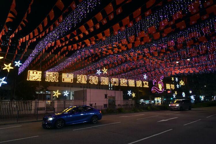 这是6月25日在香港荃湾拍摄的彩灯。新华社记者 卢炳辉 摄