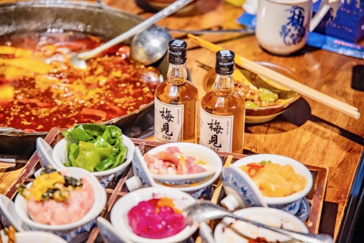 　　梅见青梅酒搭配火锅
