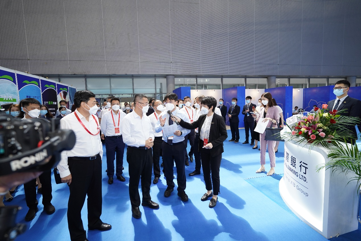 　　图示:广州市人民政府副市长、秘书长陈杰莅临澳门国际银行展位