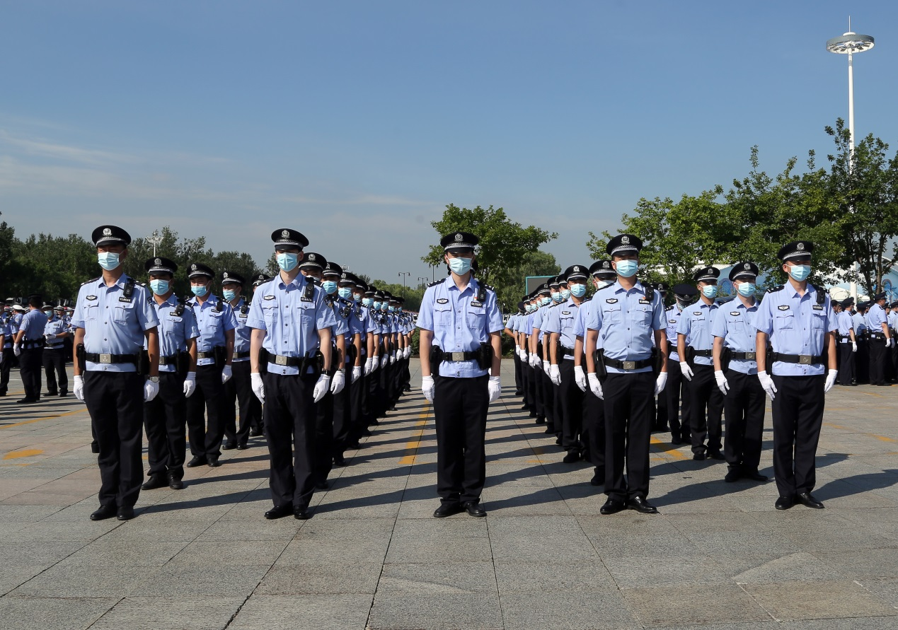 护航夏季治安冰城警察誓师亮剑