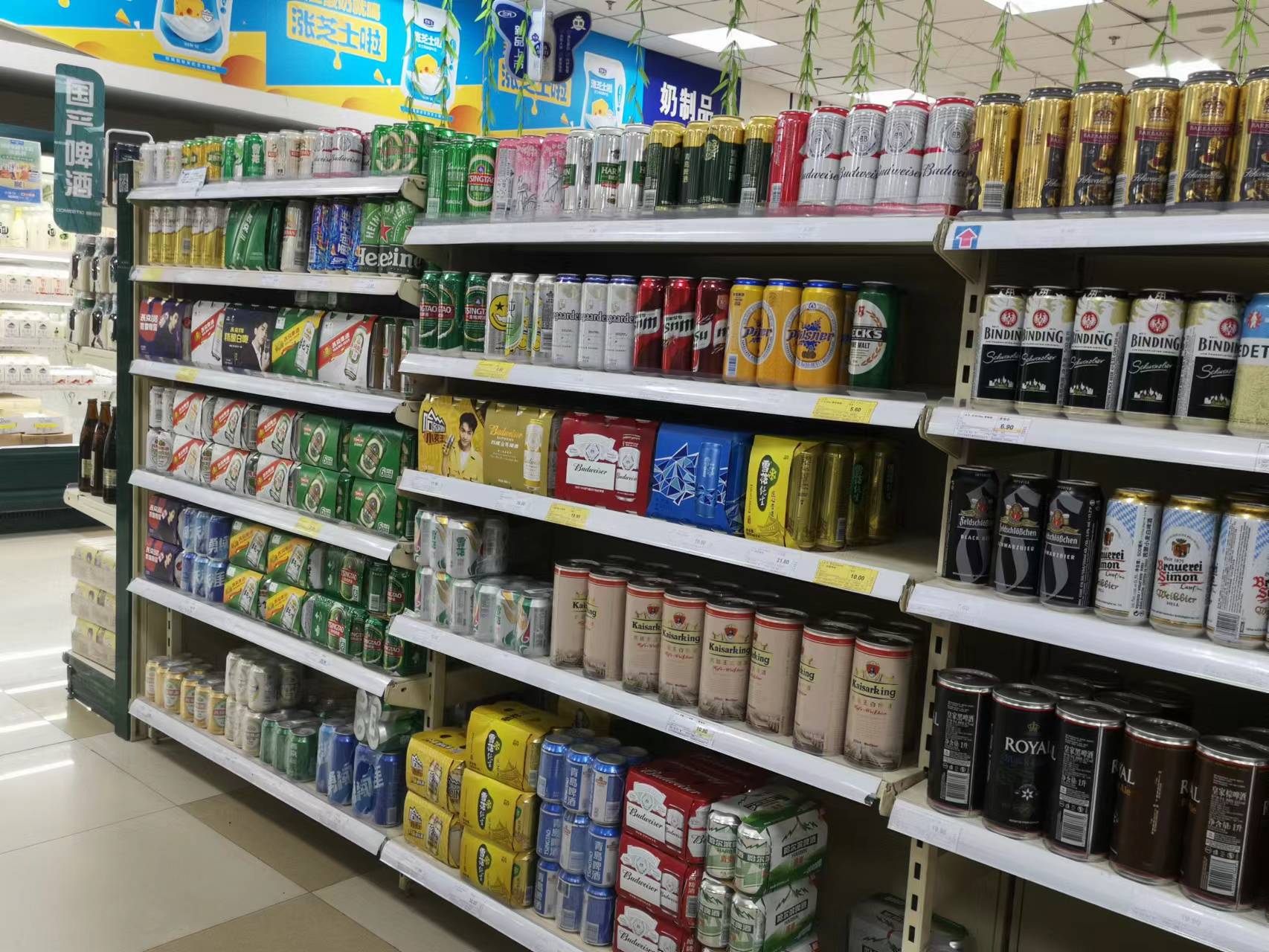 京客隆超市啤酒主货架均为听装产品。孟刚/摄