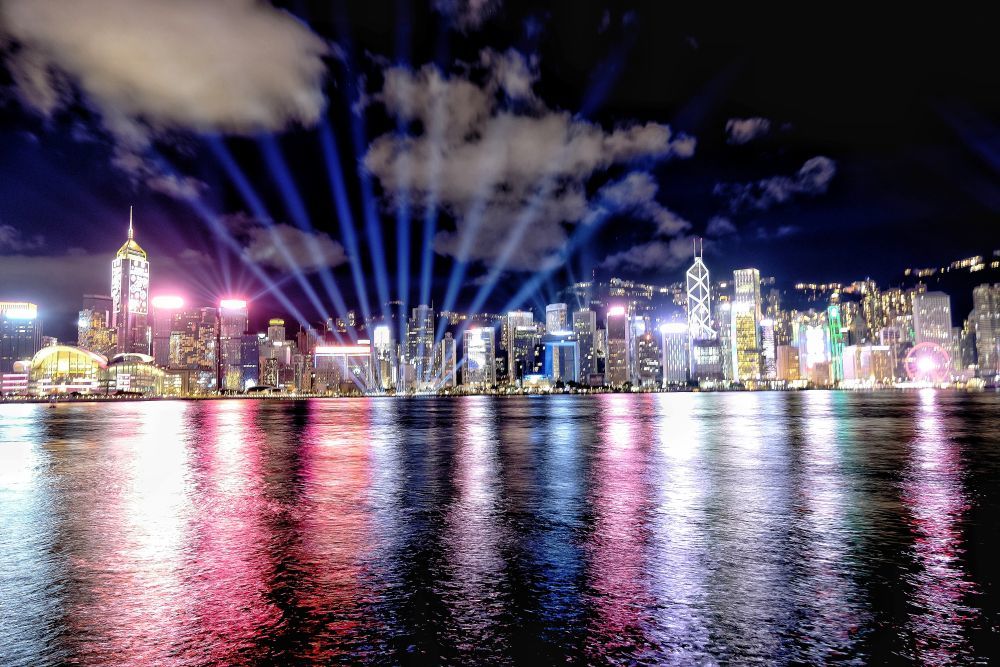 这是6月25日在香港尖沙咀拍摄的香港岛灯光秀。新华社记者 王申 摄