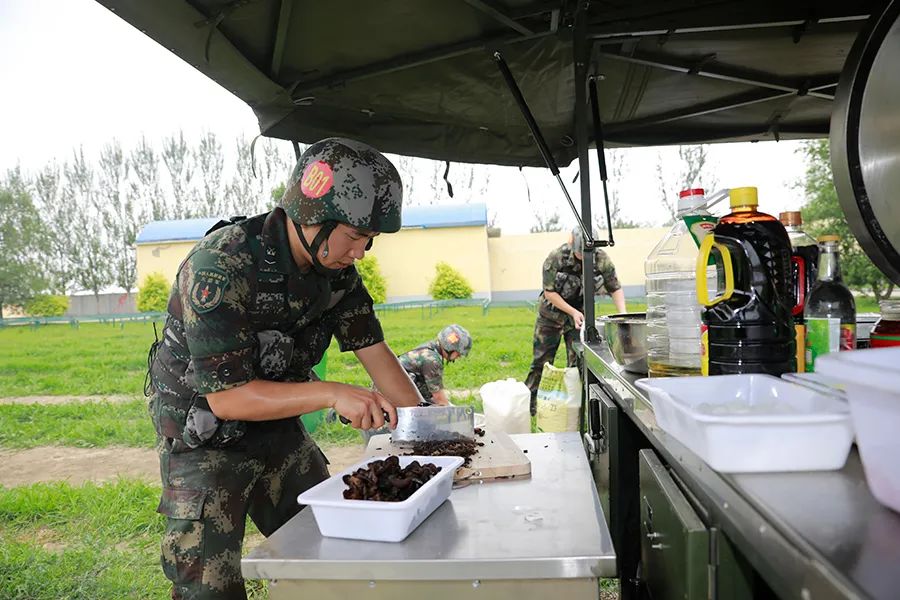 下得厨房上得战场这样的炊事员太牛啦