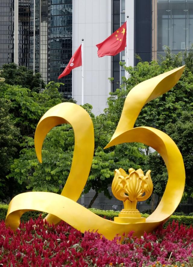 月22日在香港添马公园拍摄的庆祝香港回归祖国25周年的两米高金色标志