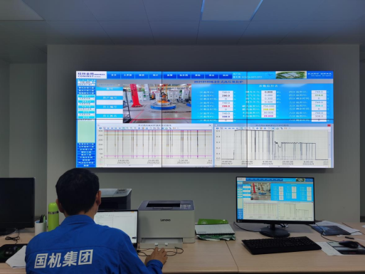 桂林金格技术人员通过数据采集平台实时监控生产设备温度等数据 徐先丽摄