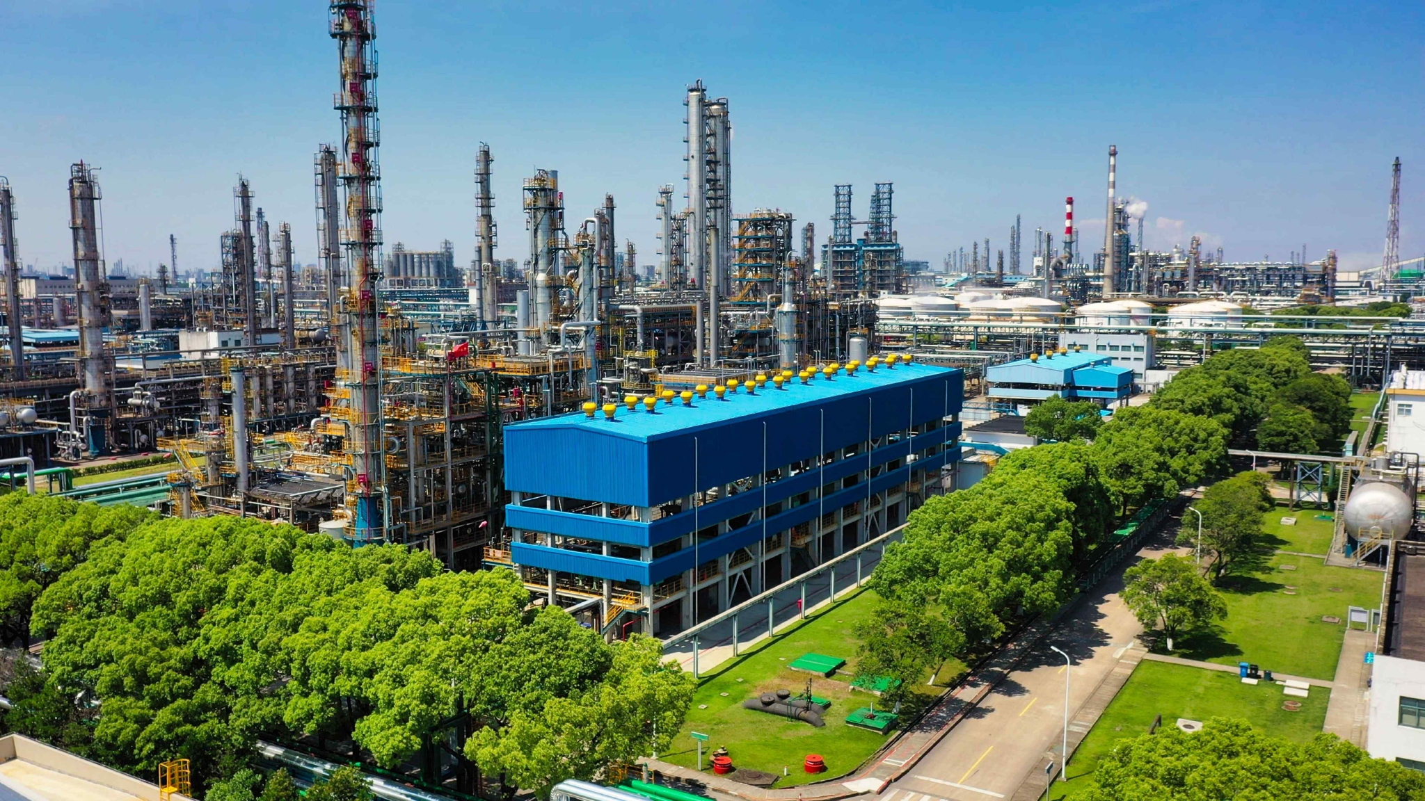 图为中国石化镇海炼化生物航煤装置(图片来源:中国石化)