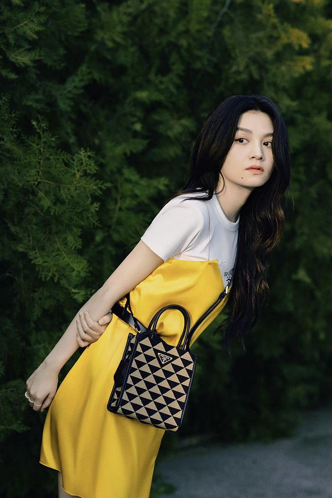 演员春夏发布时尚造型写真 黄裙内搭白t清新减龄好亮眼_高清图集_新浪