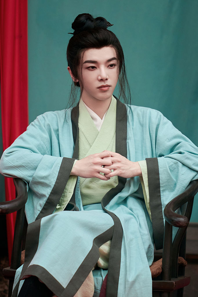 华晨宇《王牌对王牌》最新一期舞台照 cos酒剑仙古风造型惹眼_高清