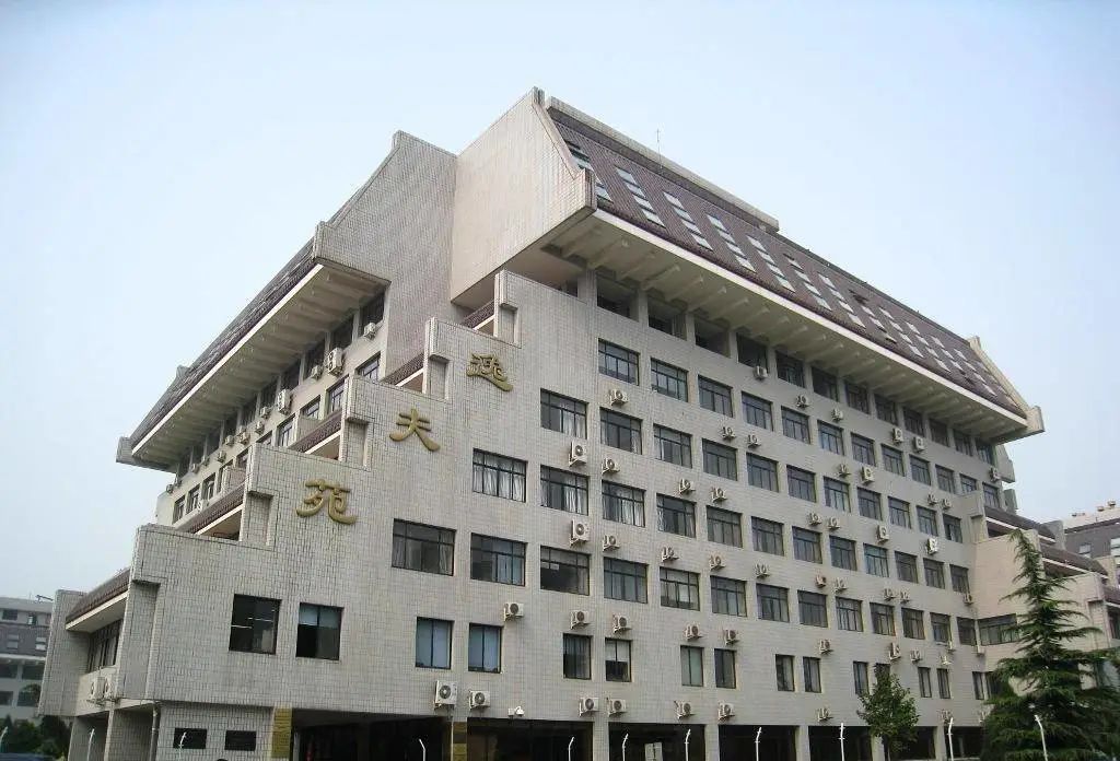 1980年代至今，邵逸夫在全国近百所大学捐赠了教学楼，此为北京大学逸夫楼