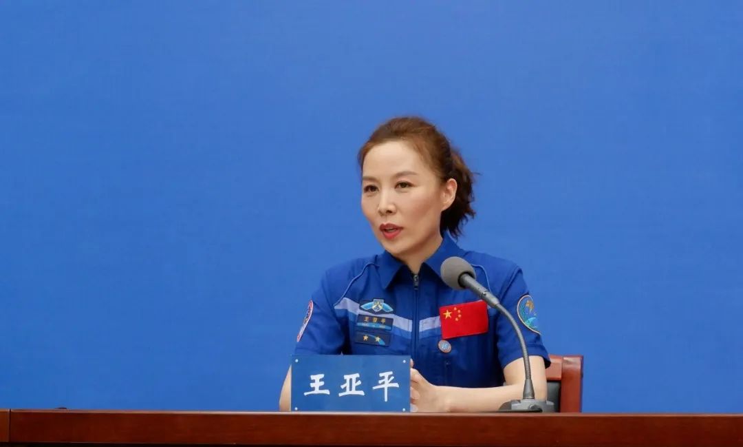 图为航天员王亚平回答本网记者提问.柴雅欣 摄