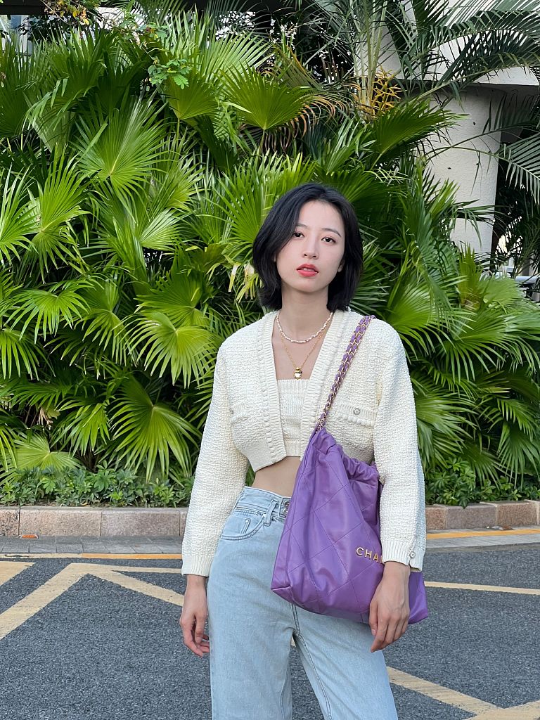 周雨彤发布一组日常随拍短发恣意随性洒脱