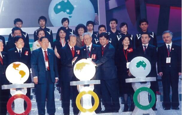 　　袁仕杰博士与何鸿燊博士及蔡志明博士在2008年奥运倒数100天活动中担任亮灯仪式嘉宾