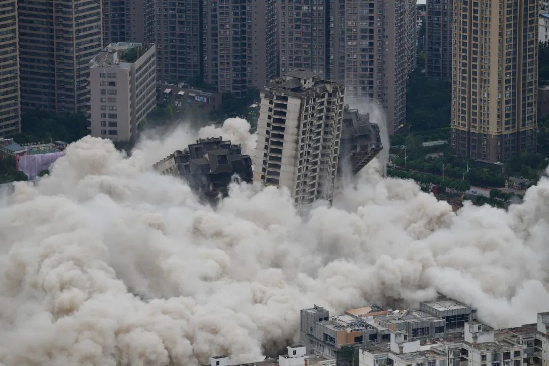 云南省昆明市丽阳星城二期部分地块15栋烂尾楼被实施爆破拆除