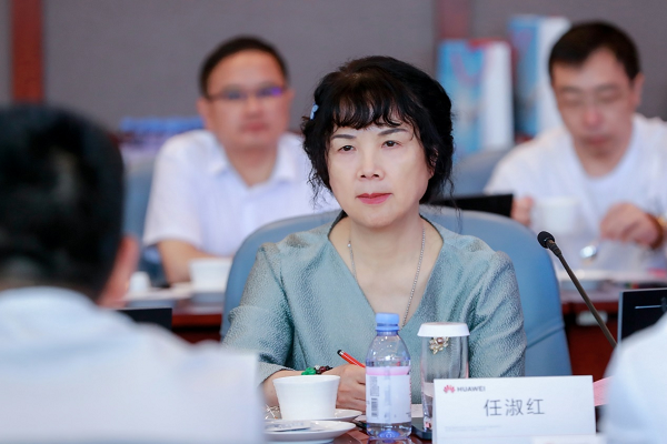 华为特约代表 任淑红丽江市委副书记,市长苏永忠一行调研期间,实地