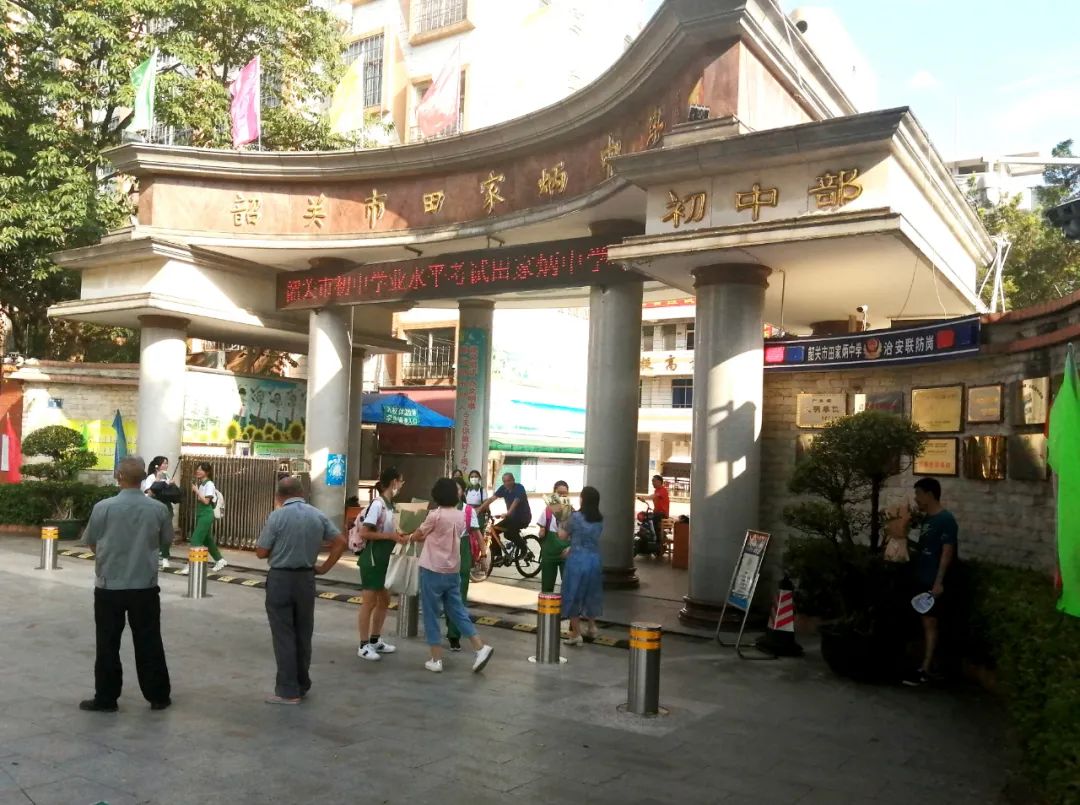 下午4时,距离考试结束还有20分钟,田家炳中学初中部门口已然有不少