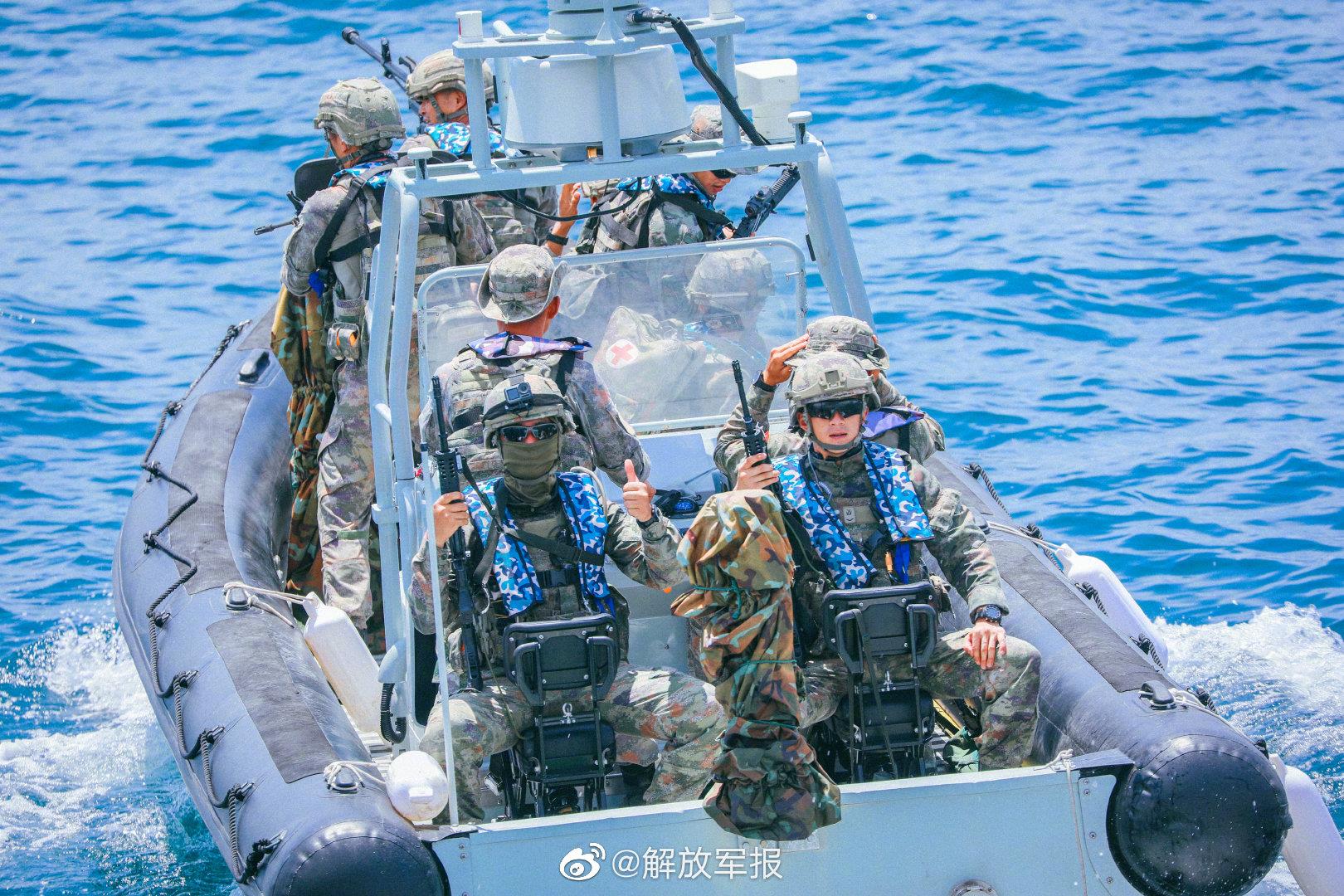 秘密渗透,徒手登船,6月27日上午9时,海军陆战队蛟龙突击队队员接到被