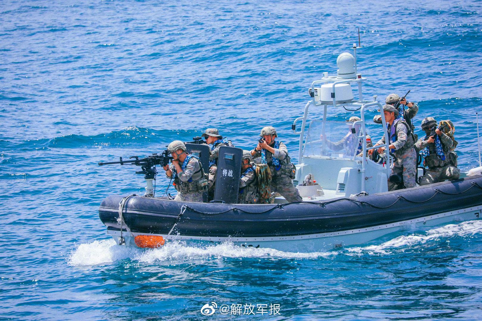 协同武警特战分队迅速投入战斗,一场海上反恐作战任务立即打响